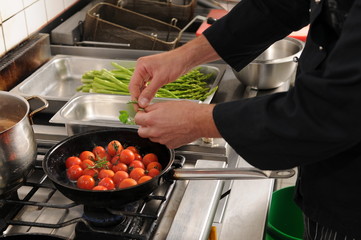 der Koch beim kochen
