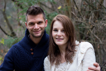 Obraz premium Cute couple smiling in the forest