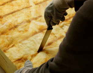 an der Baustelle / man schneidet Glaswolle