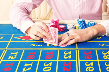 Obraz premium Man playing poker in casino