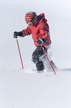 kleiner Junge im Schnee