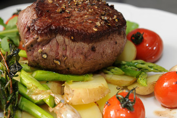 Rumpsteak mit Salat auf grünem Spargel