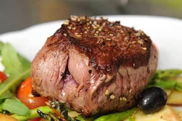 Rumpsteak mit Salat auf grünem Spargel