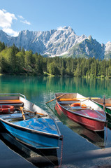 Fototapeta na wymiar Italia - Udine - Lago di Fusine e monte Mangart z łodzi wiersz