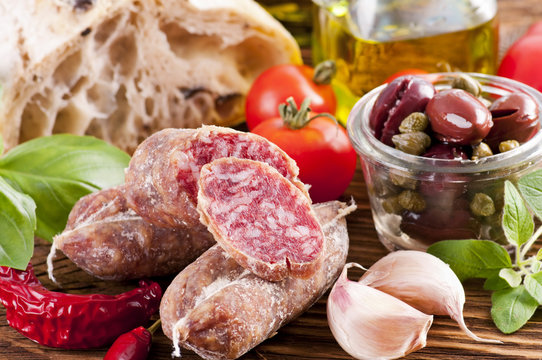 Salami mit Brot und Gem&uuml;se