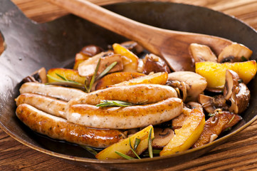 Würstchen mit Kartoffeln