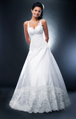 Fototapeta na wymiar Panna młoda w białej sukni ślubnej