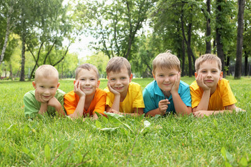 Fototapeta premium Grupa dzieci w parku