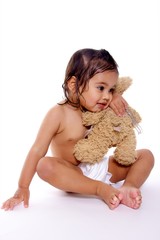 enfant en couche fait un calin a son ours © DreanA