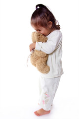 adorable petite fille fait des bisous a son ours en peluche