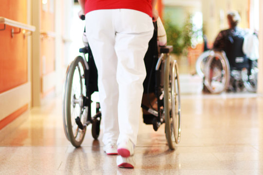Rollstuhl im Pflegeheim