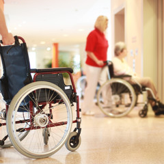 Rollstuhl im Pflegeheim - obrazy, fototapety, plakaty