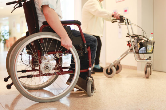 Rollstuhl und Rollator