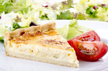 frisch zubereiteter Käse und Zwiebel Quiche mit Tomaten