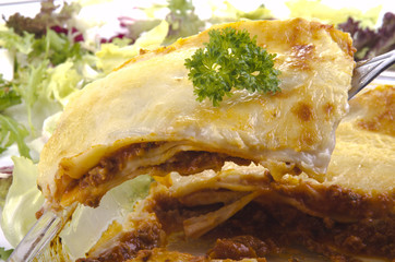 Lasagne mit Petersilie auf einer Gabel