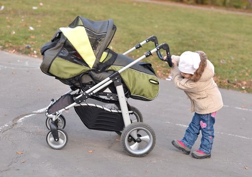 b&eacute;b&eacute;  avec poussette