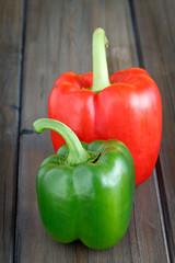 Grüner und roter Paprika
