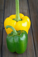 Grüne und gelbe Paprika