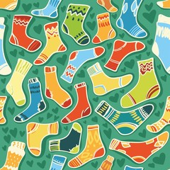 бесшовная текстура - яркие детские носки на зеленом фоне