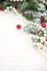 Fototapeta na wymiar Niebieski świerk w śniegu i Boże Narodzenie