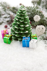 Fototapeta na wymiar Świeca w śniegu z pakietami prezent
