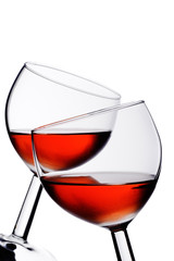 Zwei Weingläser mit Rosé