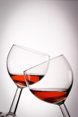 Zwei Weingläser mit kühlem Rosé und Vignette