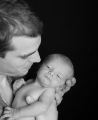 père et son fils en noir et blanc