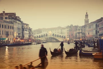 Fotobehang Rialtobrug en gondels op een mistige herfstavond in Venetië. © fazon