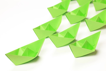 Grüne Papierschiffe