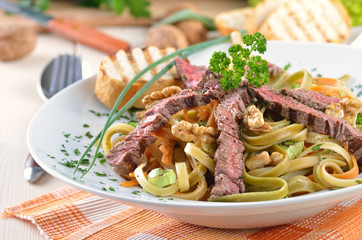 Dreifarbige Fettuccine mit rosa gegrilltem Rinderfilet