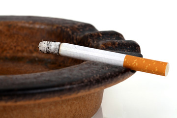 Zigarette im Aschenbecher