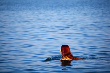 Młoda piękna kobieta w morzu. Greckie wybrzeże - Rhodes. © jacekbieniek