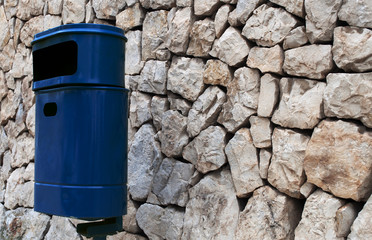 Naklejka premium papelera azul