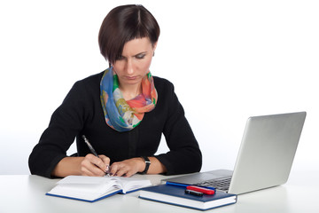 Девушка работает на компьютере.