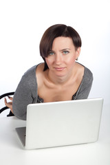 Naklejka premium Портрет девушки за компьютером.