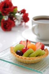 Fruit tart with coffee