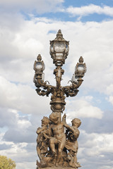 Fototapeta na wymiar Rze¼by i latarni w brige Aleksander III w Paryżu