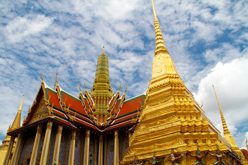 Fototapeta premium Magnificent Golden Stupa in Wat Phra Kaeo, Grand Palace (Bangkok