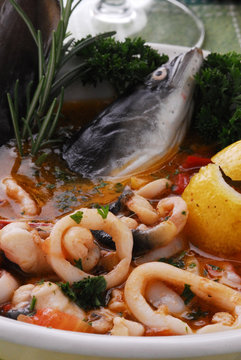 Sopa de congrio y calamares