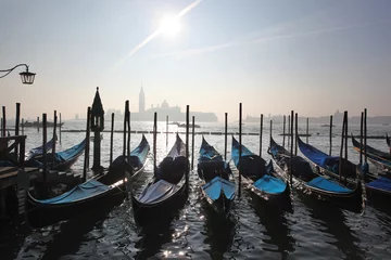 Photo sur Plexiglas Venise Gondolas in foggy morning in Venice, Italy