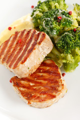 tuna steak with broccoli