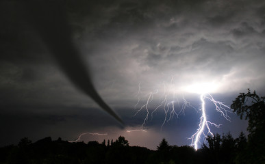 Fototapeta na wymiar Tornado und Blitze