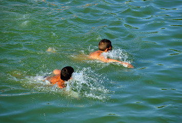 Niños bañándose en el río