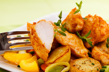 Grilled chicken nuggets and vegetables