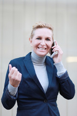 Geschäftsfrau mit Handy