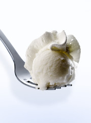 Fourchette de boule de sorbet citron et chantilly