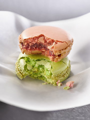 Macarons à la rose et à la pistache entamés