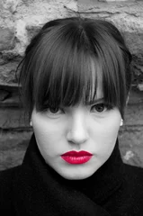 Store enrouleur tamisant sans perçage Rouge, noir, blanc Portrait de mannequin en noir et blanc avec des lèvres rouges