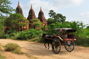 Une calèche sur les chemins de Bagan.